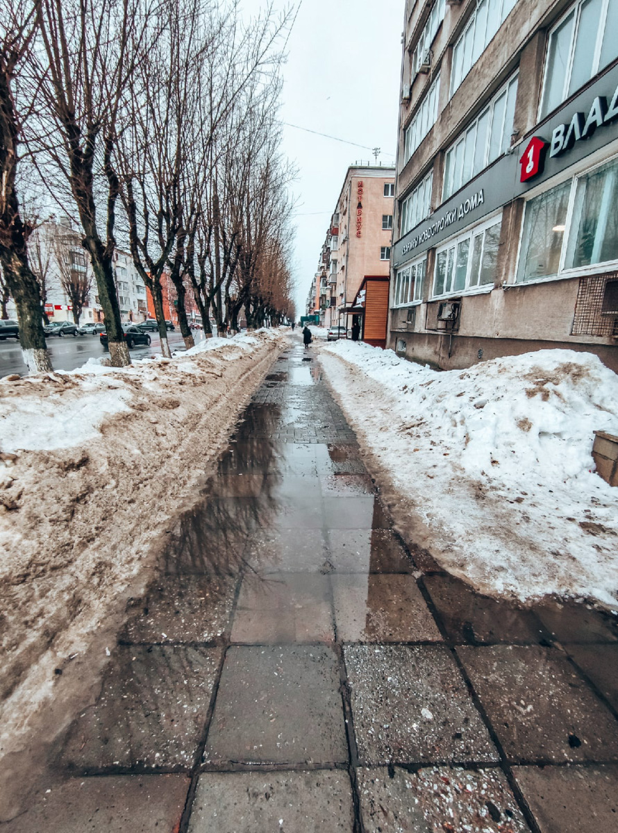 Февраль-2022 оказался одним из самых теплых за последние 140 лет. В результате снег начал таять еще зимой. На дорогах километровые лужи, а с крыш падают невероятных размеров глыбы льда. Подтверждаем сказанное фотоподборкой, а заодно предупреждаем: на этой неделе все продолжится.