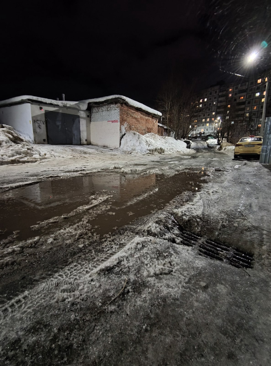 Февраль-2022 оказался одним из самых теплых за последние 140 лет. В результате снег начал таять еще зимой. На дорогах километровые лужи, а с крыш падают невероятных размеров глыбы льда. Подтверждаем сказанное фотоподборкой, а заодно предупреждаем: на этой неделе все продолжится.