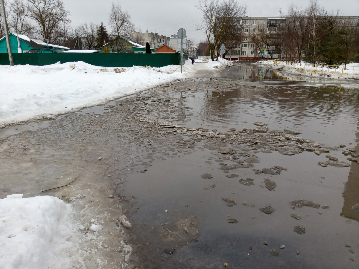 Февраль-2022 оказался одним из самых теплых за последние 140 лет. В результате снег начал таять еще зимой. На дорогах километровые лужи, а с крыш падают невероятных размеров глыбы льда. Подтверждаем сказанное фотоподборкой, а заодно предупреждаем: на этой неделе все продолжится.