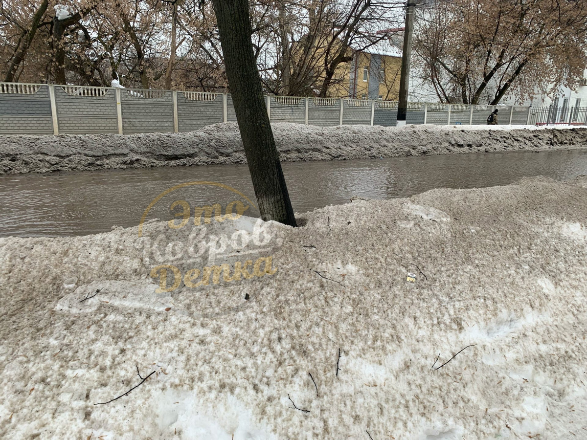Февраль-2022 оказался одним из самых теплых за последние 140 лет. В результате снег начал таять еще зимой. На дорогах километровые лужи, а с крыш падают невероятных размеров глыбы льда. Подтверждаем сказанное фотоподборкой, а заодно предупреждаем: на этой неделе все продолжится.