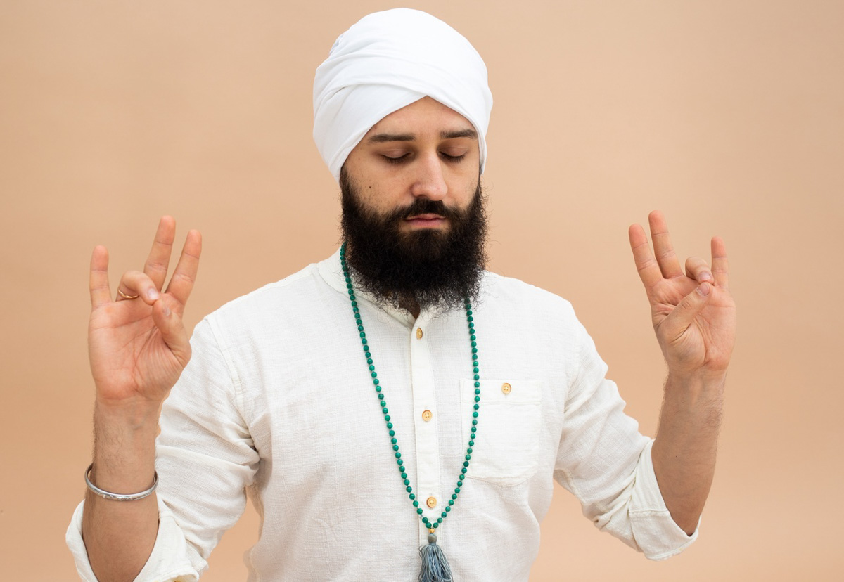 22.02.2022 — дата-палиндром, которая одинаково читается слева направо и справа налево. В календаре такие дни — большая редкость. Многие склонны считать их сакральными. Чего ждать от 22 февраля этого года, что можно делать, а что не стоит, и почему мы так относимся к красивым датам — рассказывают нумеролог, астролог и психолог.