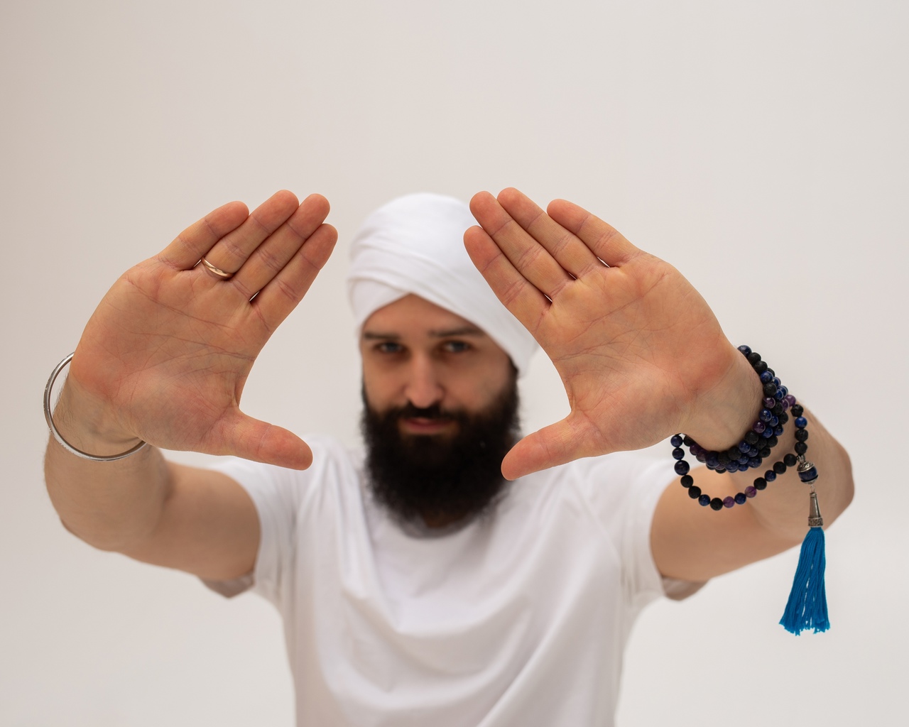 22.02.2022 — дата-палиндром, которая одинаково читается слева направо и справа налево. В календаре такие дни — большая редкость. Многие склонны считать их сакральными. Чего ждать от 22 февраля этого года, что можно делать, а что не стоит, и почему мы так относимся к красивым датам — рассказывают нумеролог, астролог и психолог.