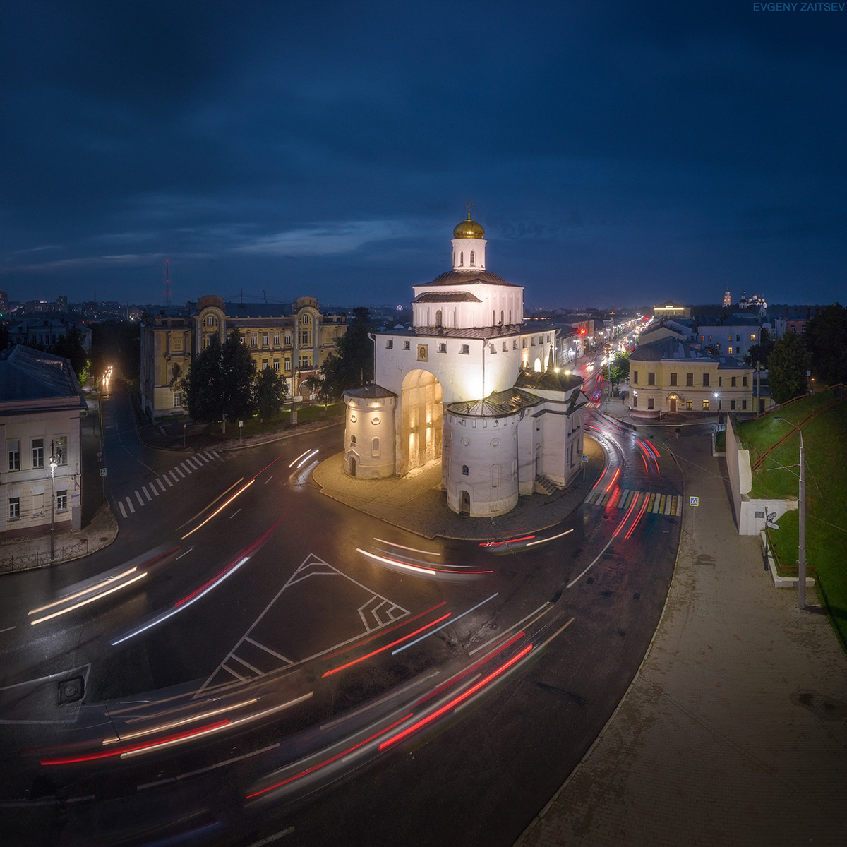 Пролет над Суздалем, залитым розовым рассветом; он снят профессионально, в качестве 4К и под вызывающий ассоциации с Древней Русью саундтрек. Целую неделю местные СМИ наперебой говорили об одной из работ владимирского фотографа, художника и видеографа Евгения Зайцева. Не поверите, а ведь есть и другие!