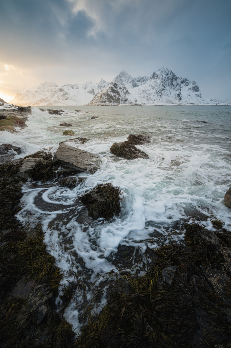 Пролет над Суздалем, залитым розовым рассветом; он снят профессионально, в качестве 4К и под вызывающий ассоциации с Древней Русью саундтрек. Целую неделю местные СМИ наперебой говорили об одной из работ владимирского фотографа, художника и видеографа Евгения Зайцева. Не поверите, а ведь есть и другие!
