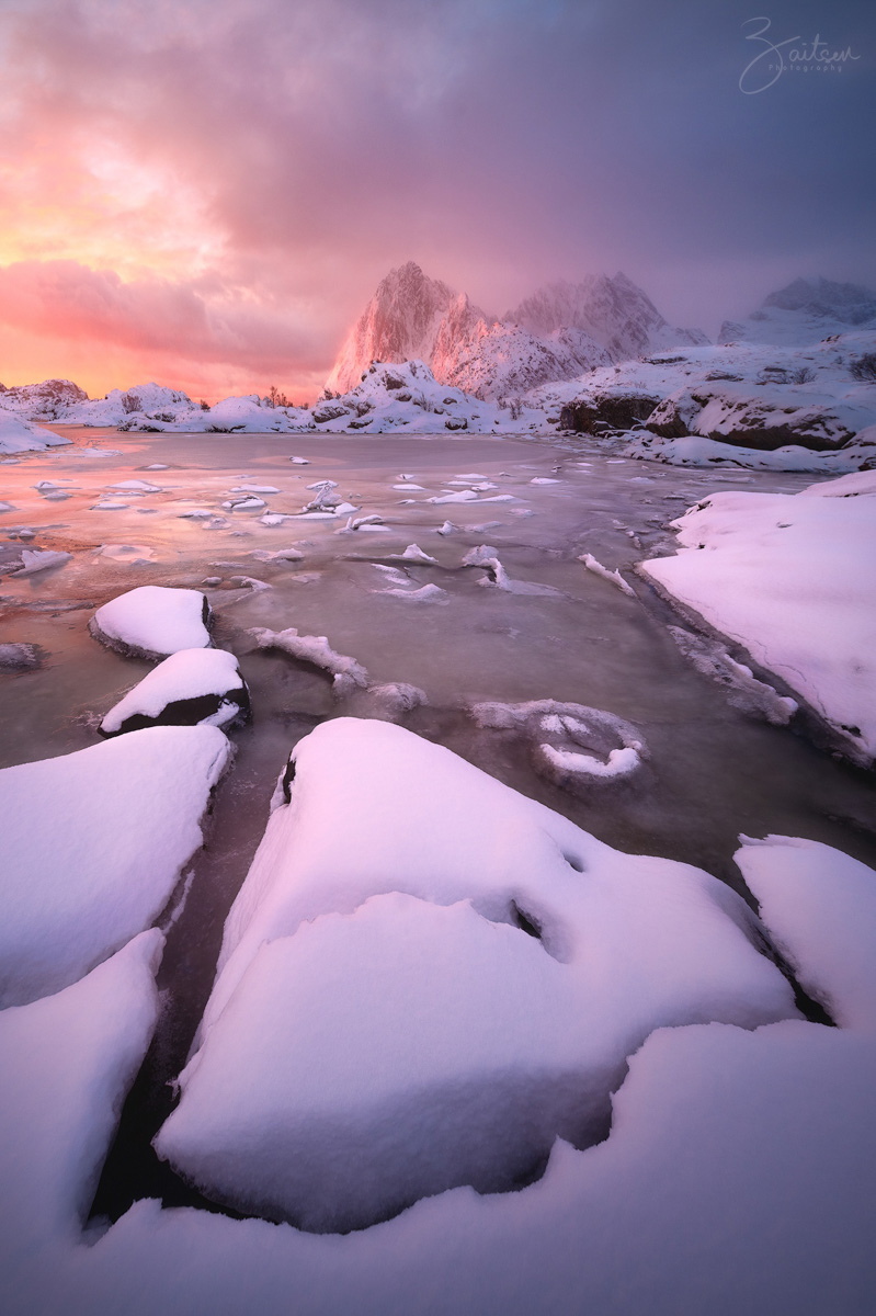 Пролет над Суздалем, залитым розовым рассветом; он снят профессионально, в качестве 4К и под вызывающий ассоциации с Древней Русью саундтрек. Целую неделю местные СМИ наперебой говорили об одной из работ владимирского фотографа, художника и видеографа Евгения Зайцева. Не поверите, а ведь есть и другие!