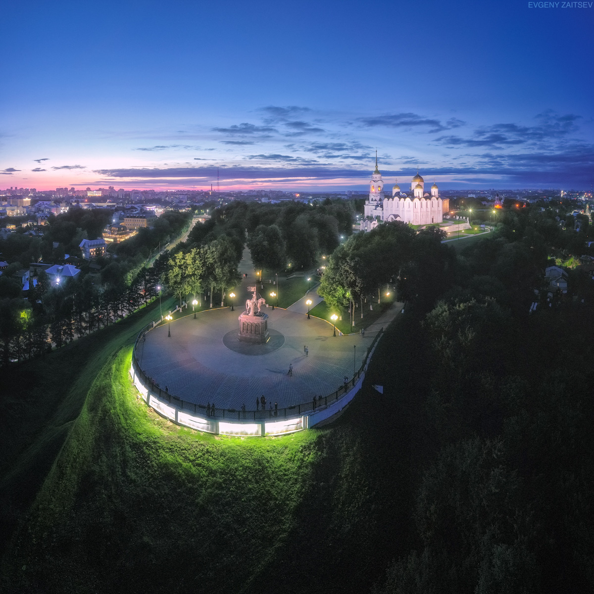 Пролет над Суздалем, залитым розовым рассветом; он снят профессионально, в качестве 4К и под вызывающий ассоциации с Древней Русью саундтрек. Целую неделю местные СМИ наперебой говорили об одной из работ владимирского фотографа, художника и видеографа Евгения Зайцева. Не поверите, а ведь есть и другие!