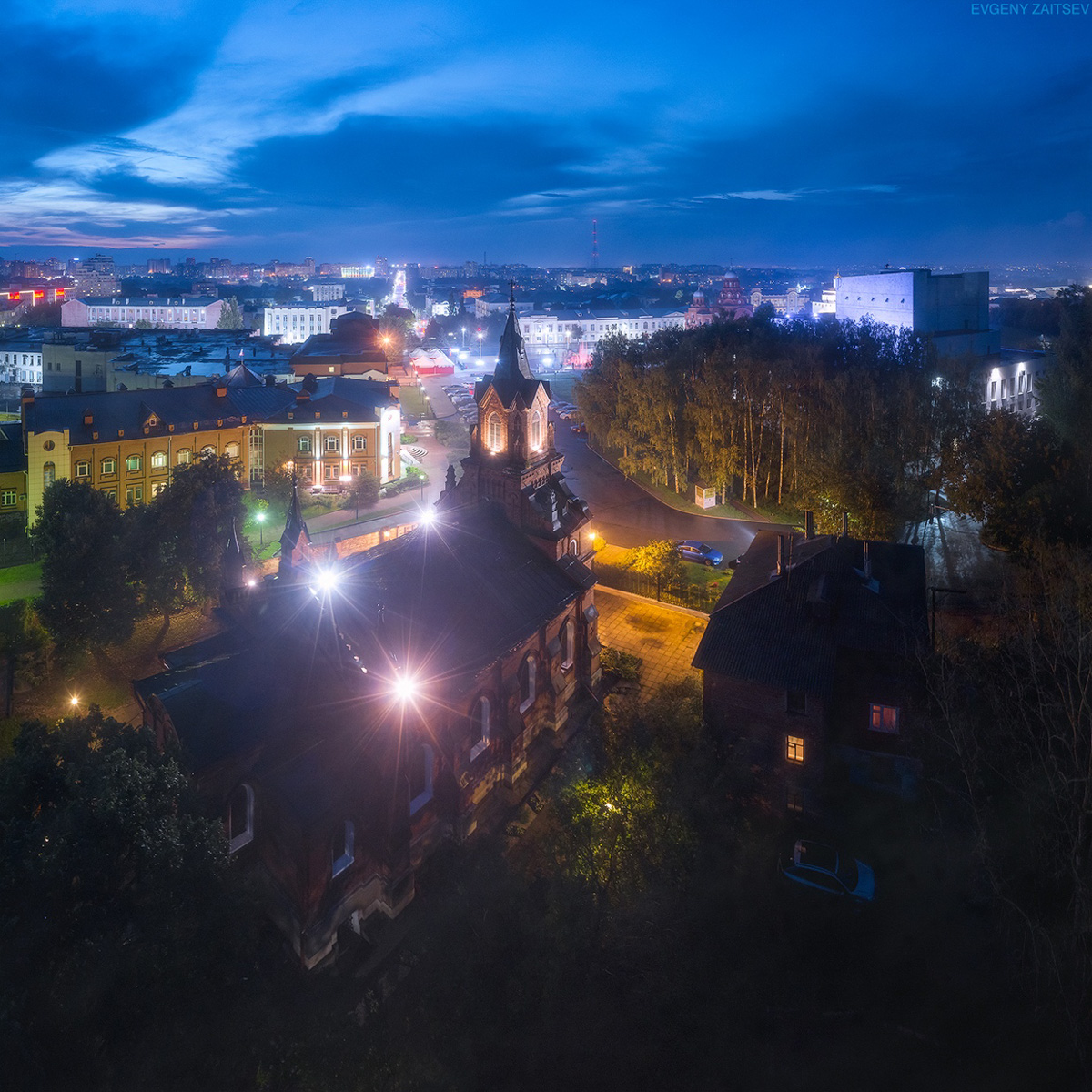 Пролет над Суздалем, залитым розовым рассветом; он снят профессионально, в качестве 4К и под вызывающий ассоциации с Древней Русью саундтрек. Целую неделю местные СМИ наперебой говорили об одной из работ владимирского фотографа, художника и видеографа Евгения Зайцева. Не поверите, а ведь есть и другие!