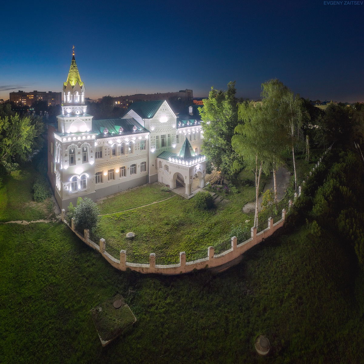 Пролет над Суздалем, залитым розовым рассветом; он снят профессионально, в качестве 4К и под вызывающий ассоциации с Древней Русью саундтрек. Целую неделю местные СМИ наперебой говорили об одной из работ владимирского фотографа, художника и видеографа Евгения Зайцева. Не поверите, а ведь есть и другие!