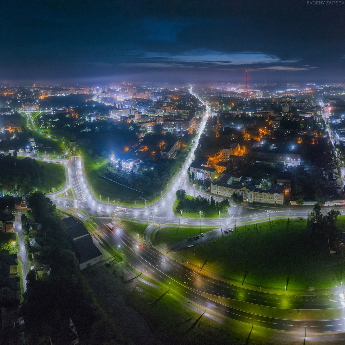 Пролет над Суздалем, залитым розовым рассветом; он снят профессионально, в качестве 4К и под вызывающий ассоциации с Древней Русью саундтрек. Целую неделю местные СМИ наперебой говорили об одной из работ владимирского фотографа, художника и видеографа Евгения Зайцева. Не поверите, а ведь есть и другие!