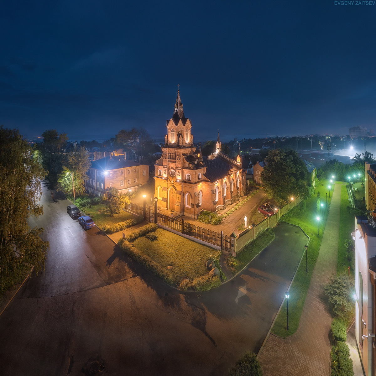 Пролет над Суздалем, залитым розовым рассветом; он снят профессионально, в качестве 4К и под вызывающий ассоциации с Древней Русью саундтрек. Целую неделю местные СМИ наперебой говорили об одной из работ владимирского фотографа, художника и видеографа Евгения Зайцева. Не поверите, а ведь есть и другие!