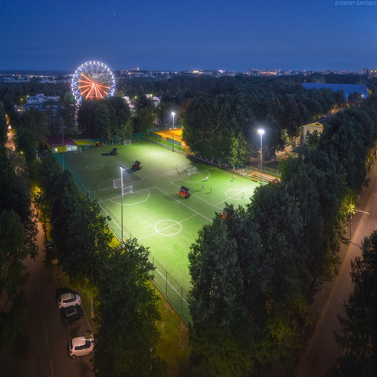 Пролет над Суздалем, залитым розовым рассветом; он снят профессионально, в качестве 4К и под вызывающий ассоциации с Древней Русью саундтрек. Целую неделю местные СМИ наперебой говорили об одной из работ владимирского фотографа, художника и видеографа Евгения Зайцева. Не поверите, а ведь есть и другие!