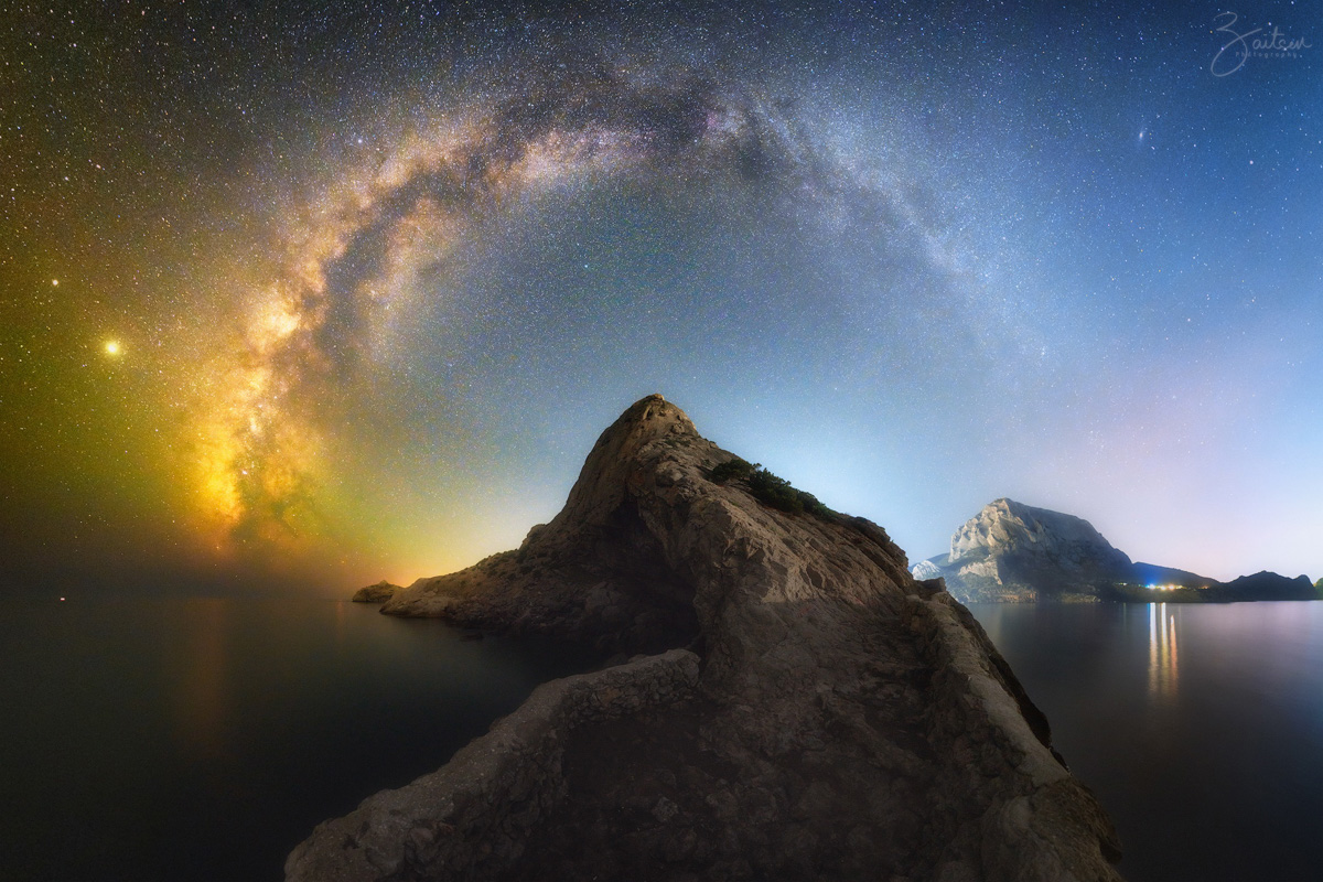 Пролет над Суздалем, залитым розовым рассветом; он снят профессионально, в качестве 4К и под вызывающий ассоциации с Древней Русью саундтрек. Целую неделю местные СМИ наперебой говорили об одной из работ владимирского фотографа, художника и видеографа Евгения Зайцева. Не поверите, а ведь есть и другие!