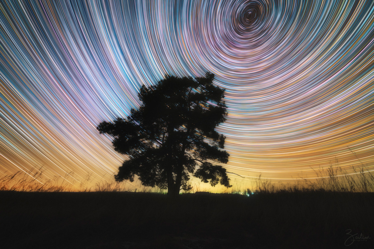 Пролет над Суздалем, залитым розовым рассветом; он снят профессионально, в качестве 4К и под вызывающий ассоциации с Древней Русью саундтрек. Целую неделю местные СМИ наперебой говорили об одной из работ владимирского фотографа, художника и видеографа Евгения Зайцева. Не поверите, а ведь есть и другие!