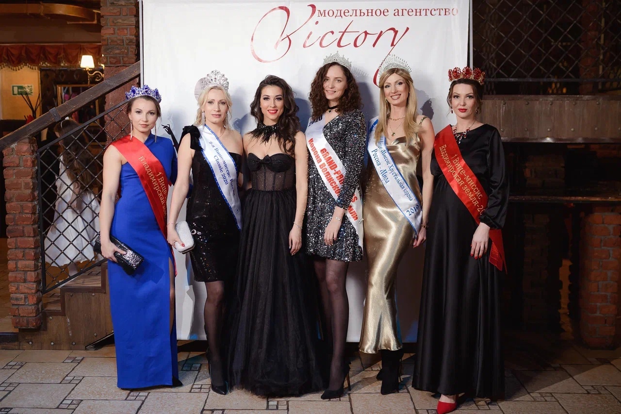 Восемь участниц из пяти городов Владимирской области почти месяц состязались в своей «обаятельности и привлекательности». Наконец, стало известно, кто же завоевал главный титул конкурса, ленту и корону «Миссис Владимирская земля» 2022 года.