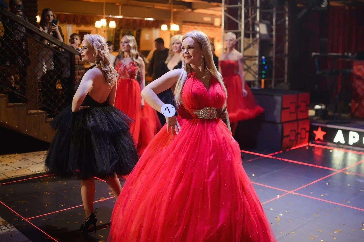 Восемь участниц из пяти городов Владимирской области почти месяц состязались в своей «обаятельности и привлекательности». Наконец, стало известно, кто же завоевал главный титул конкурса, ленту и корону «Миссис Владимирская земля» 2022 года.