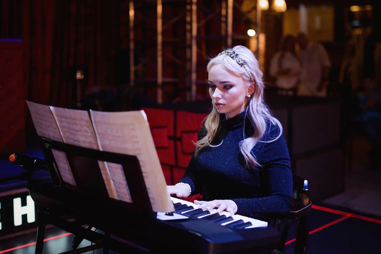 Восемь участниц из пяти городов Владимирской области почти месяц состязались в своей «обаятельности и привлекательности». Наконец, стало известно, кто же завоевал главный титул конкурса, ленту и корону «Миссис Владимирская земля» 2022 года.