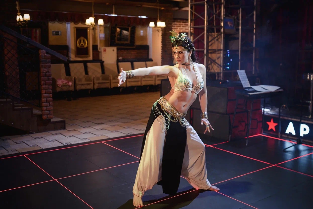 Восемь участниц из пяти городов Владимирской области почти месяц состязались в своей «обаятельности и привлекательности». Наконец, стало известно, кто же завоевал главный титул конкурса, ленту и корону «Миссис Владимирская земля» 2022 года.