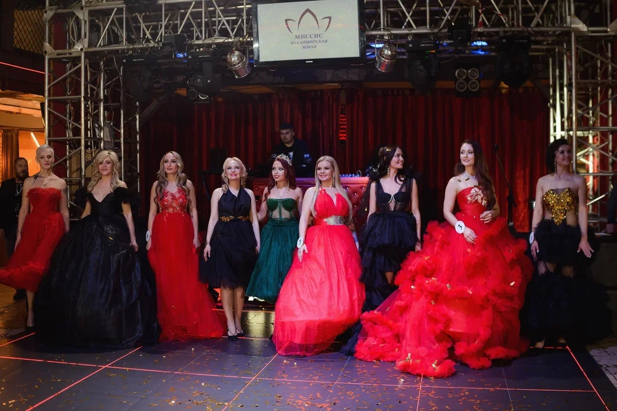 Восемь участниц из пяти городов Владимирской области почти месяц состязались в своей «обаятельности и привлекательности». Наконец, стало известно, кто же завоевал главный титул конкурса, ленту и корону «Миссис Владимирская земля» 2022 года.