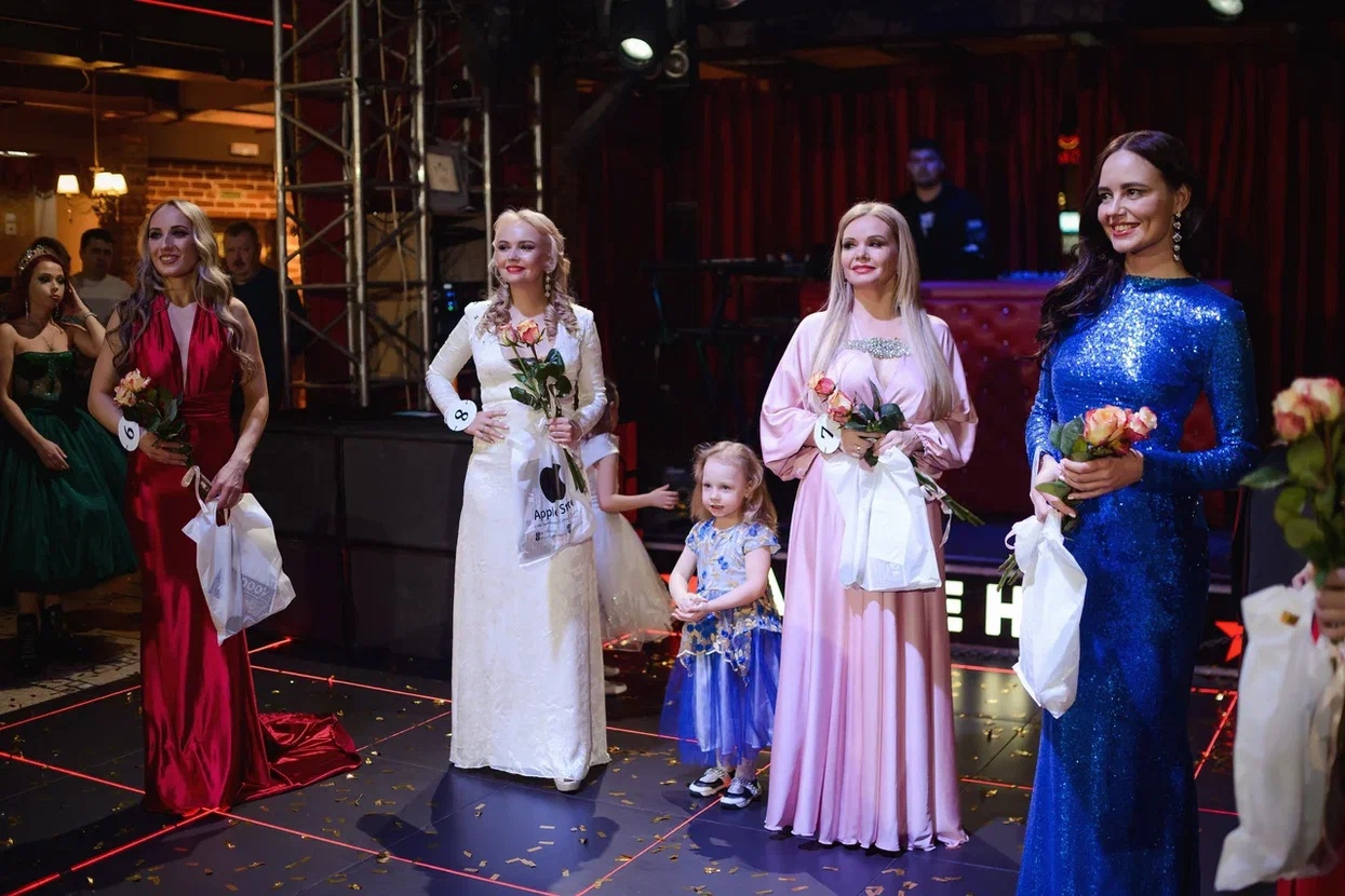 Восемь участниц из пяти городов Владимирской области почти месяц состязались в своей «обаятельности и привлекательности». Наконец, стало известно, кто же завоевал главный титул конкурса, ленту и корону «Миссис Владимирская земля» 2022 года.