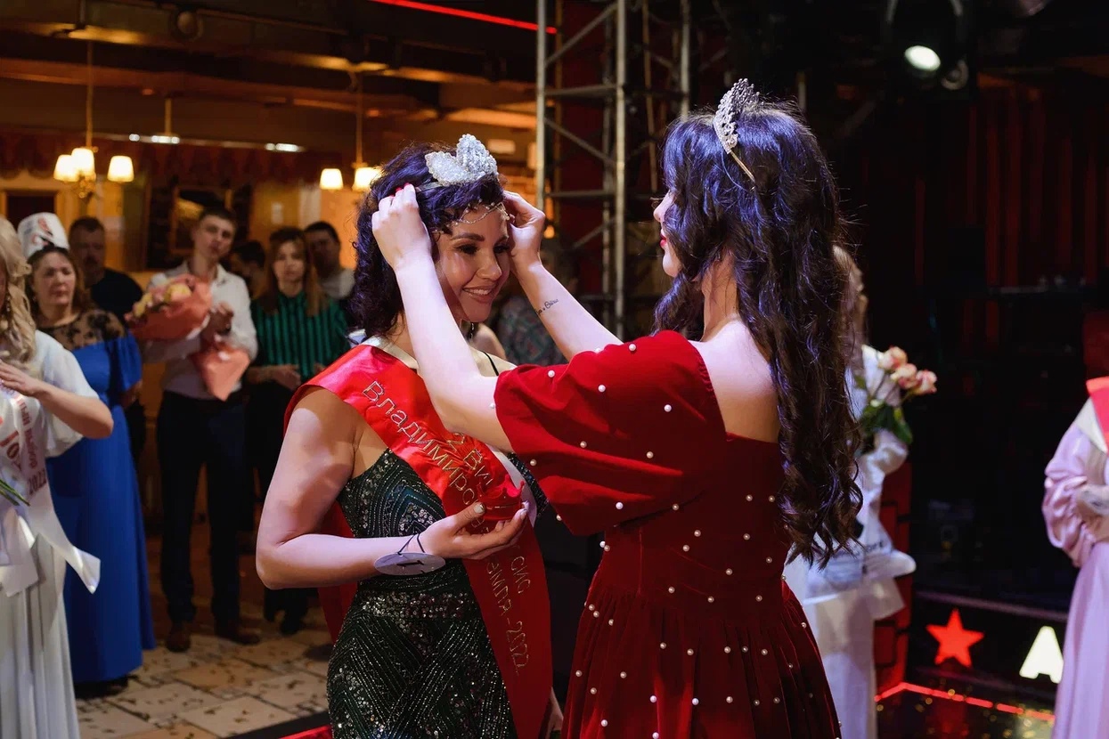 Восемь участниц из пяти городов Владимирской области почти месяц состязались в своей «обаятельности и привлекательности». Наконец, стало известно, кто же завоевал главный титул конкурса, ленту и корону «Миссис Владимирская земля» 2022 года.