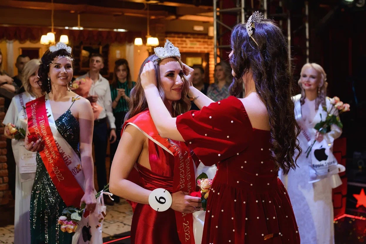 Восемь участниц из пяти городов Владимирской области почти месяц состязались в своей «обаятельности и привлекательности». Наконец, стало известно, кто же завоевал главный титул конкурса, ленту и корону «Миссис Владимирская земля» 2022 года.