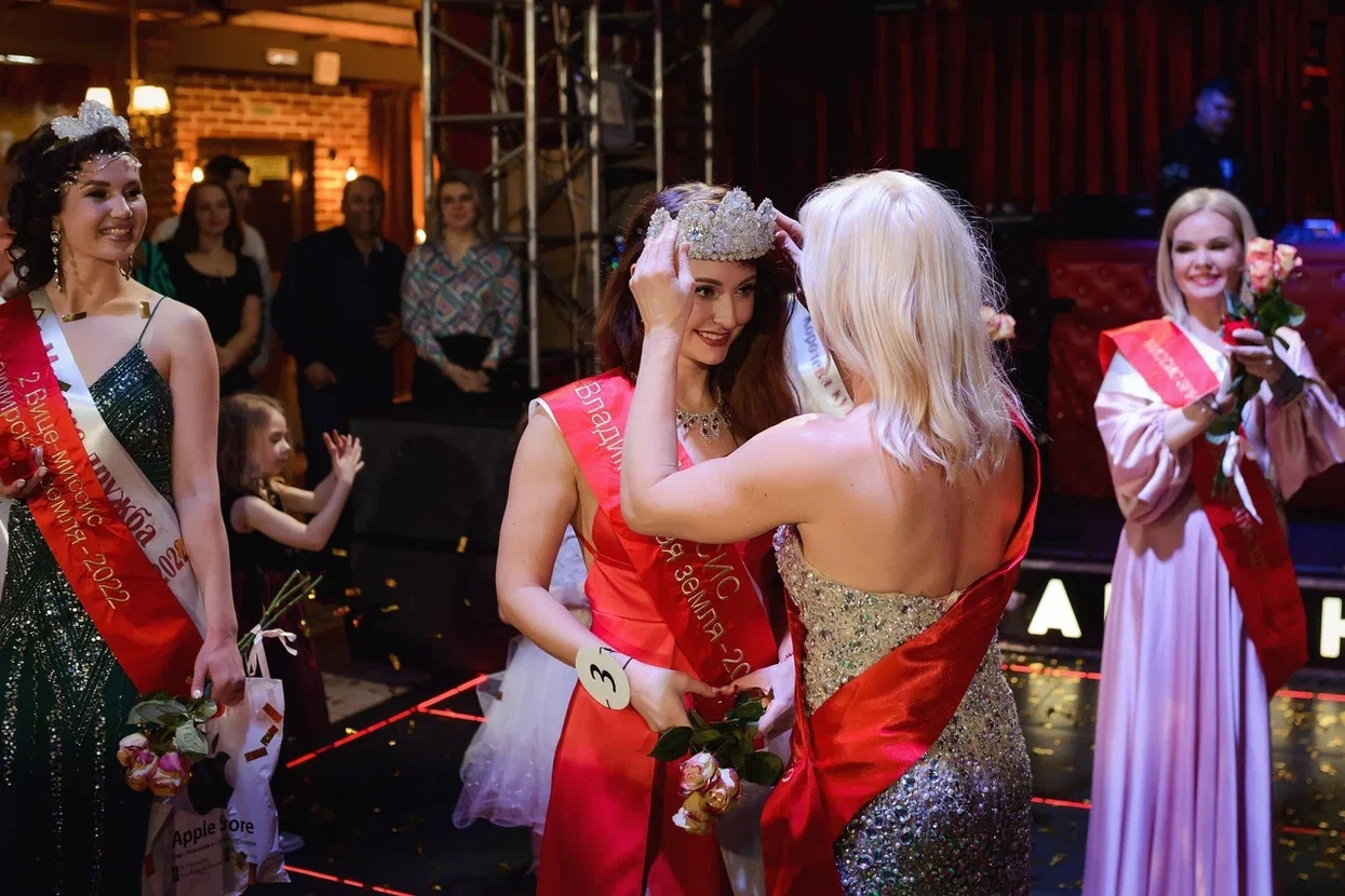 Восемь участниц из пяти городов Владимирской области почти месяц состязались в своей «обаятельности и привлекательности». Наконец, стало известно, кто же завоевал главный титул конкурса, ленту и корону «Миссис Владимирская земля» 2022 года.