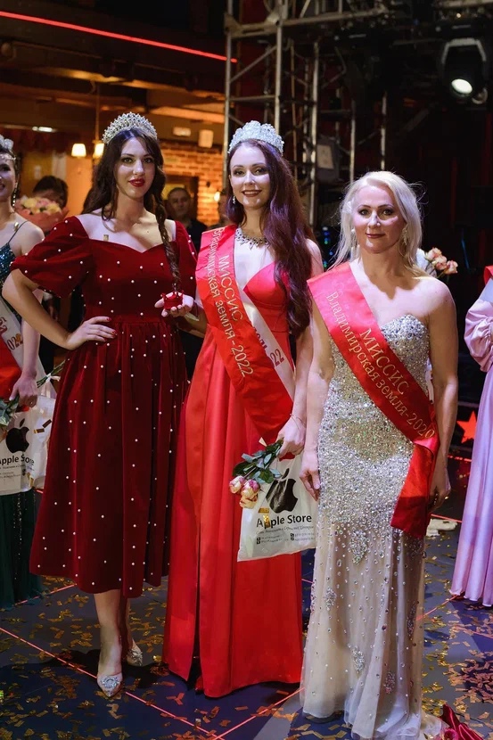 Восемь участниц из пяти городов Владимирской области почти месяц состязались в своей «обаятельности и привлекательности». Наконец, стало известно, кто же завоевал главный титул конкурса, ленту и корону «Миссис Владимирская земля» 2022 года.