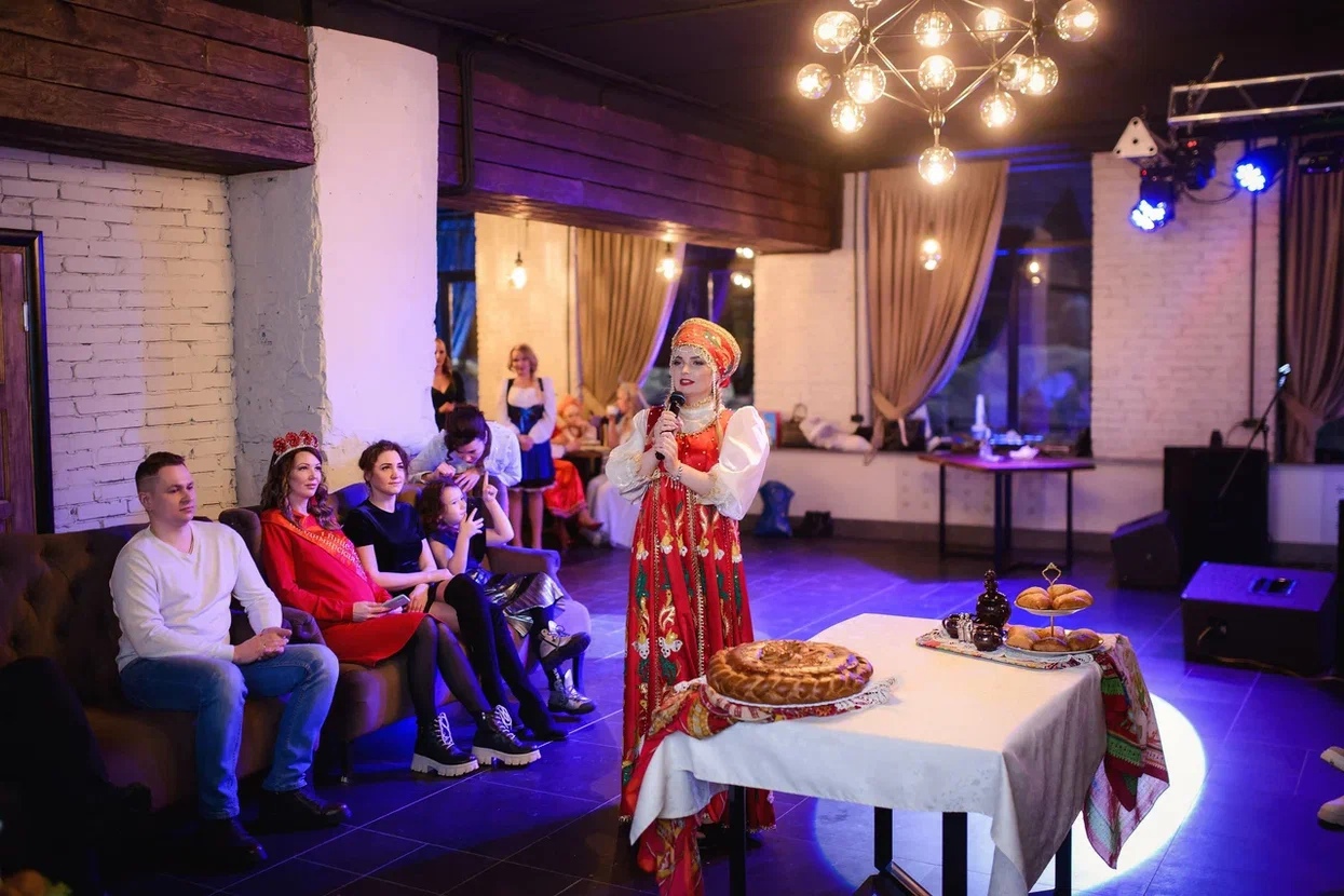 Восемь участниц из пяти городов Владимирской области почти месяц состязались в своей «обаятельности и привлекательности». Наконец, стало известно, кто же завоевал главный титул конкурса, ленту и корону «Миссис Владимирская земля» 2022 года.