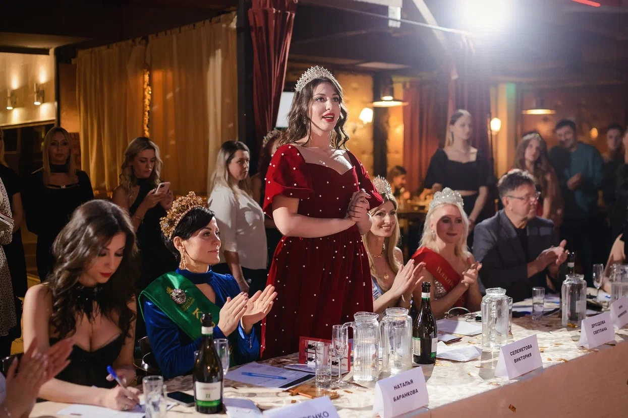 Восемь участниц из пяти городов Владимирской области почти месяц состязались в своей «обаятельности и привлекательности». Наконец, стало известно, кто же завоевал главный титул конкурса, ленту и корону «Миссис Владимирская земля» 2022 года.