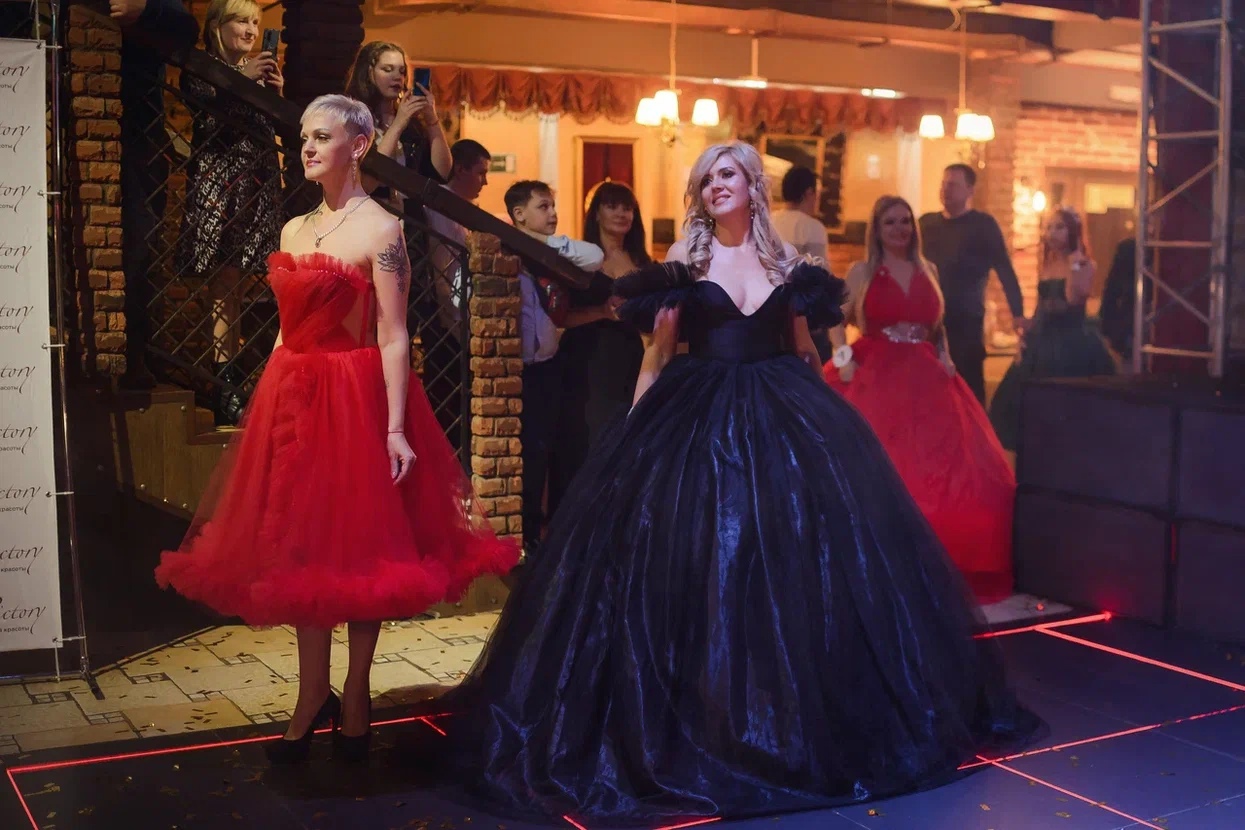 Восемь участниц из пяти городов Владимирской области почти месяц состязались в своей «обаятельности и привлекательности». Наконец, стало известно, кто же завоевал главный титул конкурса, ленту и корону «Миссис Владимирская земля» 2022 года.