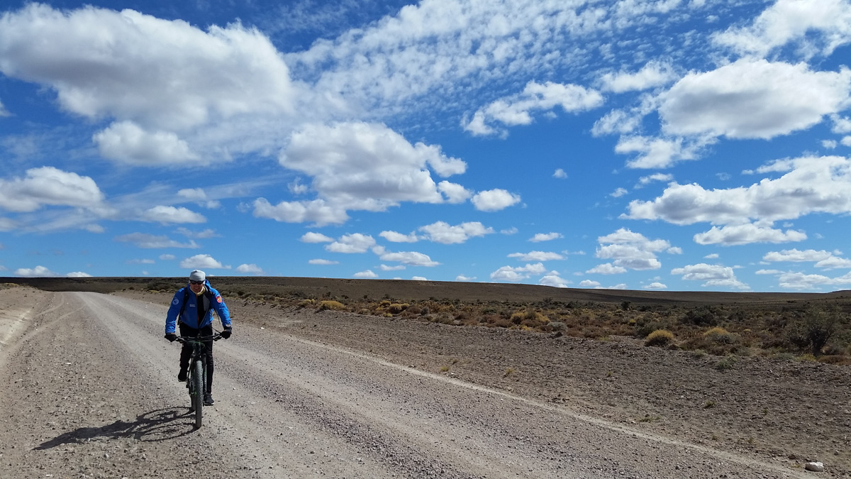 Вдоволь насладившись горами, Алексей Балакин пристрастился к велосипедным прогулкам. Если, конечно, можно назвать «прогулкой» езду по Южной Америке длиной в 900 км. После этого появилась идея кругосветного путешествия с использованием разных способов передвижения. Снегоходы, собачьи упряжки, яхты – все это уже было!