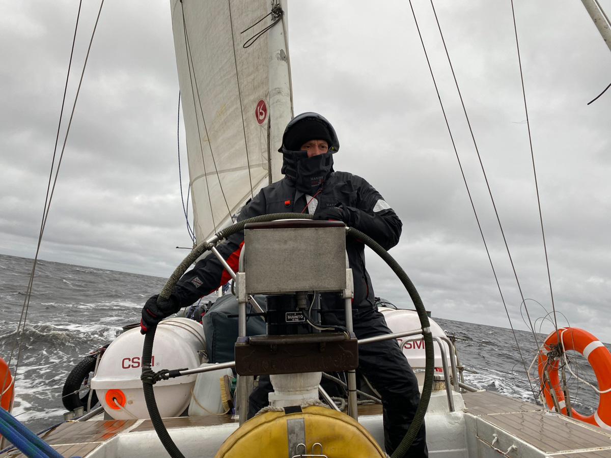 Вдоволь насладившись горами, Алексей Балакин пристрастился к велосипедным прогулкам. Если, конечно, можно назвать «прогулкой» езду по Южной Америке длиной в 900 км. После этого появилась идея кругосветного путешествия с использованием разных способов передвижения. Снегоходы, собачьи упряжки, яхты – все это уже было!