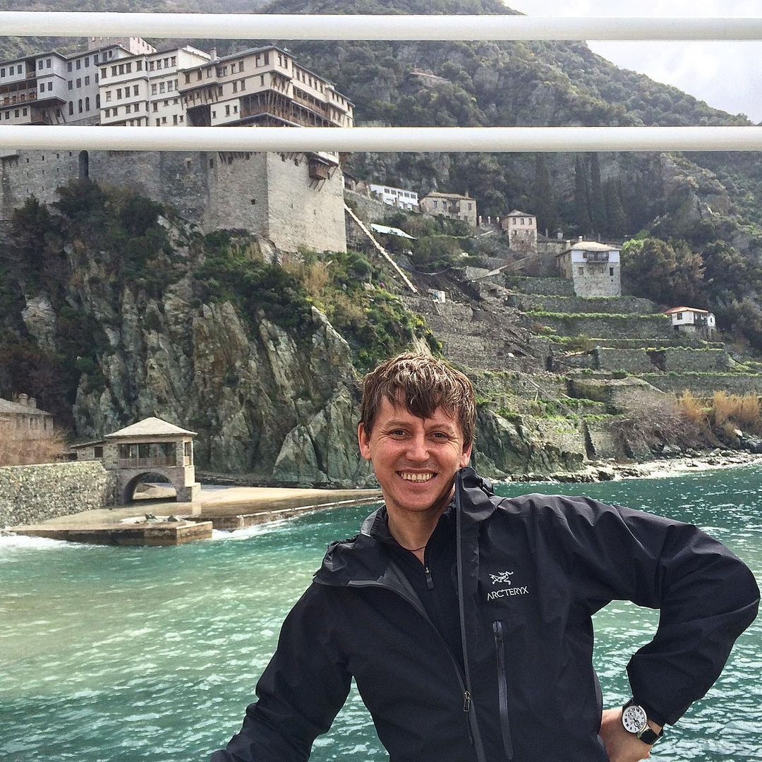 Вдоволь насладившись горами, Алексей Балакин пристрастился к велосипедным прогулкам. Если, конечно, можно назвать «прогулкой» езду по Южной Америке длиной в 900 км. После этого появилась идея кругосветного путешествия с использованием разных способов передвижения. Снегоходы, собачьи упряжки, яхты – все это уже было!