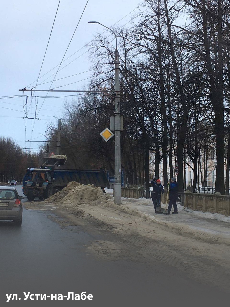 Мэрия областного центра обещает решить вопрос с пробками для общественного транспорта. Во Владимире могут появиться первые специальные полосы для движения автобусов и троллейбусов. Работы должны стартовать уже этой весной.