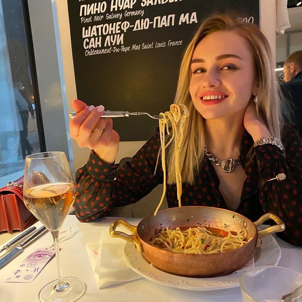 Болит голова? Значит, вы неправильно питаетесь. Нутрициолог Светлана Скворцова подробно объяснила, почему все наши недуги связаны с ЖКТ, как сбалансированным образом жизни поправить здоровье, и почему от вредных продуктов отказываться не то чтобы сложно, а прямо-таки больно!