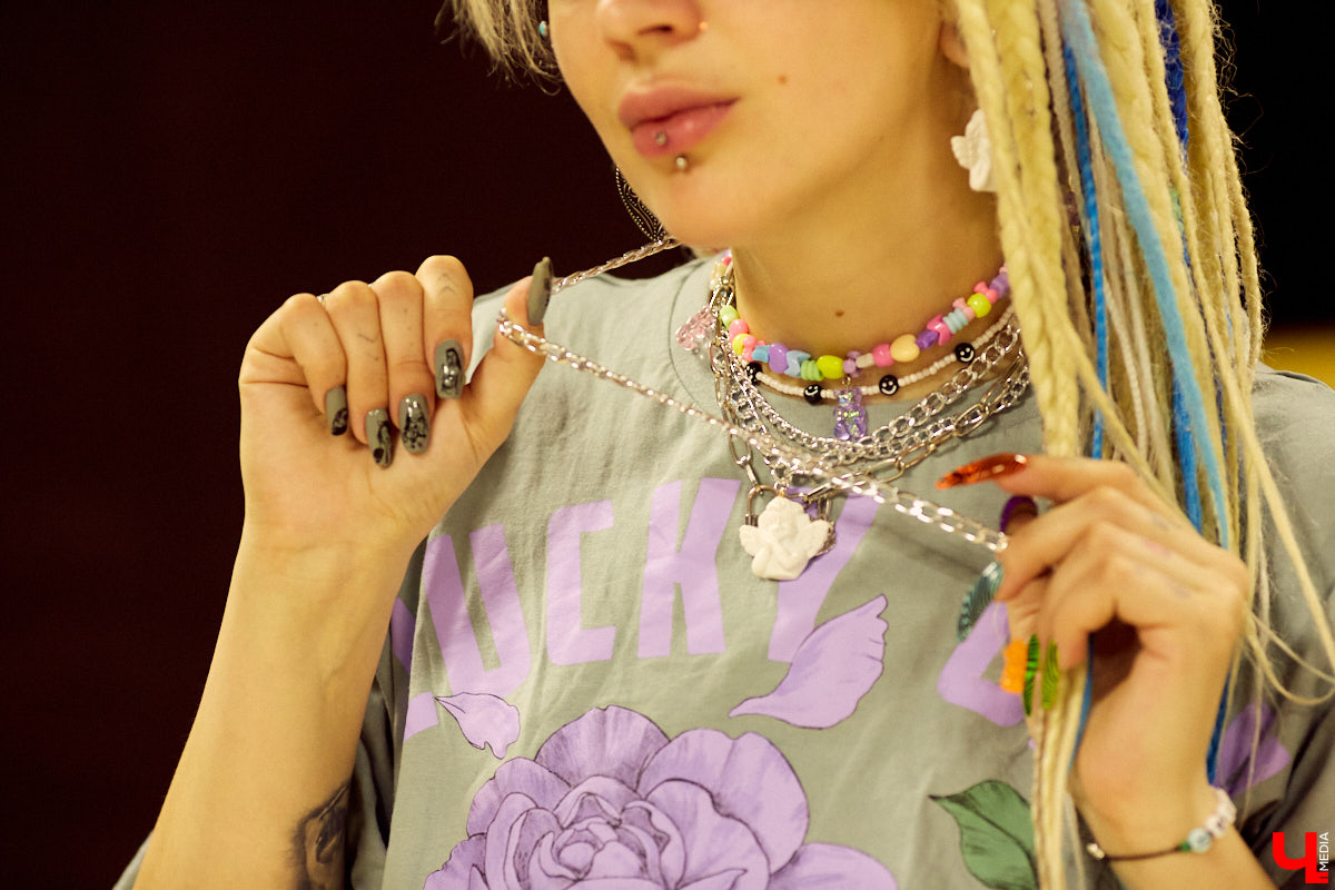 Юлия Медведкова – личность неординарная и яркая. Девушка привыкла примерять на себя самые смелые аутфиты, тем самым привлекая внимание окружающих. Разноцветные косы и ногти, татуировки и мужские футболки – все это выделяет ее из толпы, создавая нестандартный образ борца против гламура.