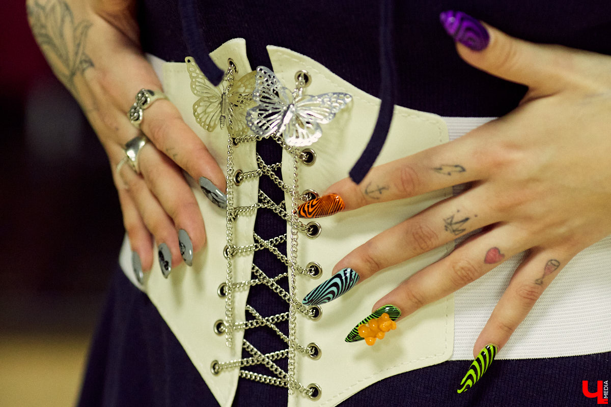 Юлия Медведкова – личность неординарная и яркая. Девушка привыкла примерять на себя самые смелые аутфиты, тем самым привлекая внимание окружающих. Разноцветные косы и ногти, татуировки и мужские футболки – все это выделяет ее из толпы, создавая нестандартный образ борца против гламура.