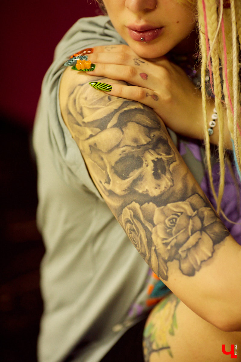 Юлия Медведкова – личность неординарная и яркая. Девушка привыкла примерять на себя самые смелые аутфиты, тем самым привлекая внимание окружающих. Разноцветные косы и ногти, татуировки и мужские футболки – все это выделяет ее из толпы, создавая нестандартный образ борца против гламура.