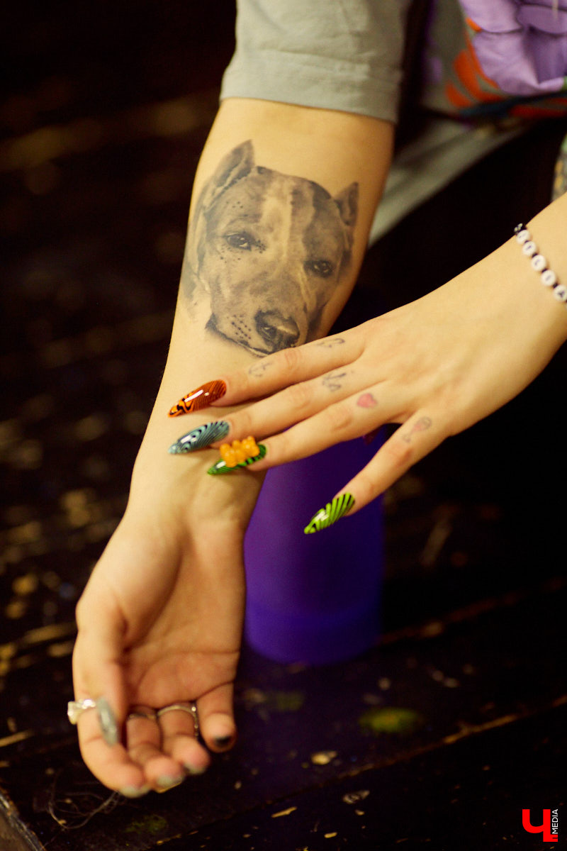 Юлия Медведкова – личность неординарная и яркая. Девушка привыкла примерять на себя самые смелые аутфиты, тем самым привлекая внимание окружающих. Разноцветные косы и ногти, татуировки и мужские футболки – все это выделяет ее из толпы, создавая нестандартный образ борца против гламура.