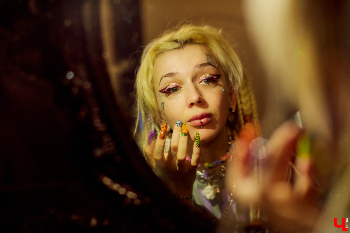 Юлия Медведкова – личность неординарная и яркая. Девушка привыкла примерять на себя самые смелые аутфиты, тем самым привлекая внимание окружающих. Разноцветные косы и ногти, татуировки и мужские футболки – все это выделяет ее из толпы, создавая нестандартный образ борца против гламура.