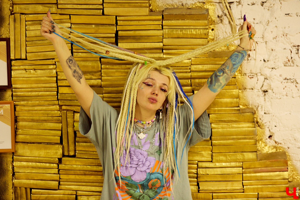 Юлия Медведкова – личность неординарная и яркая. Девушка привыкла примерять на себя самые смелые аутфиты, тем самым привлекая внимание окружающих. Разноцветные косы и ногти, татуировки и мужские футболки – все это выделяет ее из толпы, создавая нестандартный образ борца против гламура.