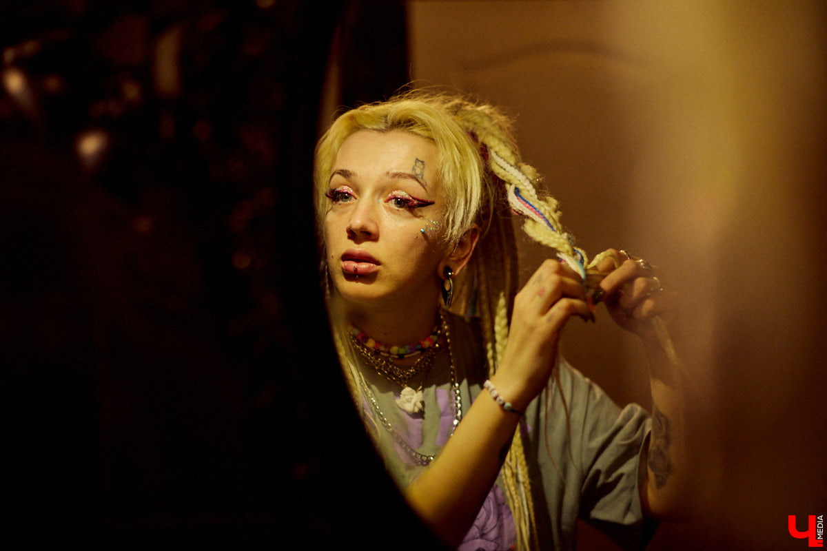 Юлия Медведкова – личность неординарная и яркая. Девушка привыкла примерять на себя самые смелые аутфиты, тем самым привлекая внимание окружающих. Разноцветные косы и ногти, татуировки и мужские футболки – все это выделяет ее из толпы, создавая нестандартный образ борца против гламура.