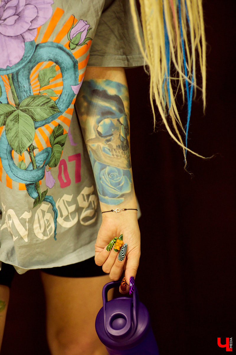 Юлия Медведкова – личность неординарная и яркая. Девушка привыкла примерять на себя самые смелые аутфиты, тем самым привлекая внимание окружающих. Разноцветные косы и ногти, татуировки и мужские футболки – все это выделяет ее из толпы, создавая нестандартный образ борца против гламура.