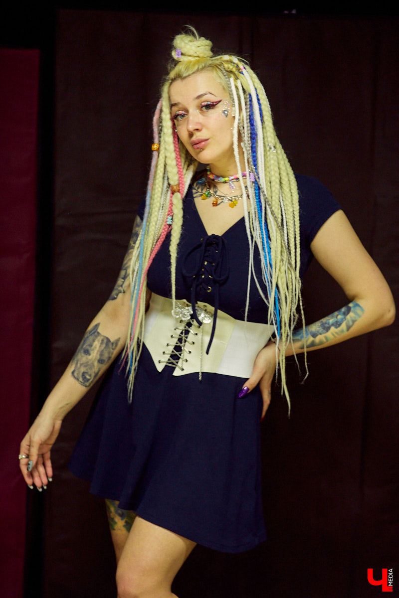 Юлия Медведкова – личность неординарная и яркая. Девушка привыкла примерять на себя самые смелые аутфиты, тем самым привлекая внимание окружающих. Разноцветные косы и ногти, татуировки и мужские футболки – все это выделяет ее из толпы, создавая нестандартный образ борца против гламура.