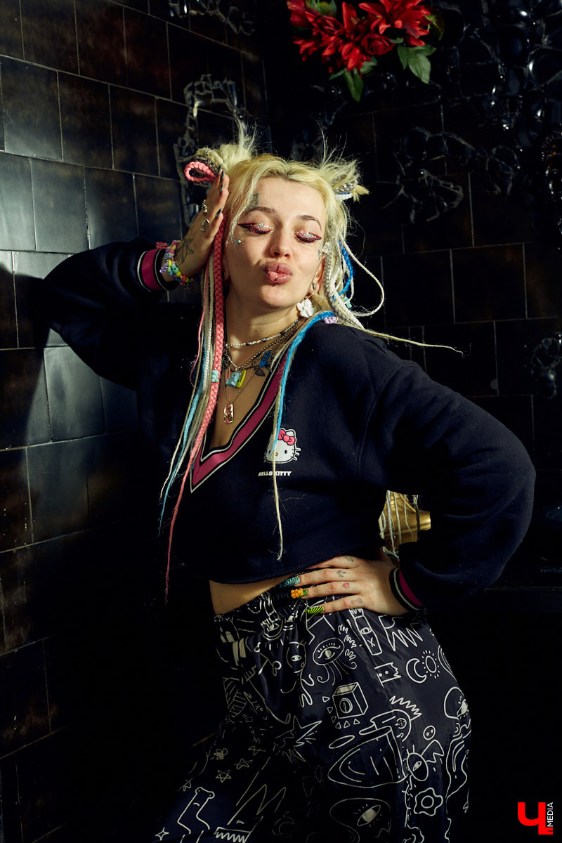 Юлия Медведкова – личность неординарная и яркая. Девушка привыкла примерять на себя самые смелые аутфиты, тем самым привлекая внимание окружающих. Разноцветные косы и ногти, татуировки и мужские футболки – все это выделяет ее из толпы, создавая нестандартный образ борца против гламура.