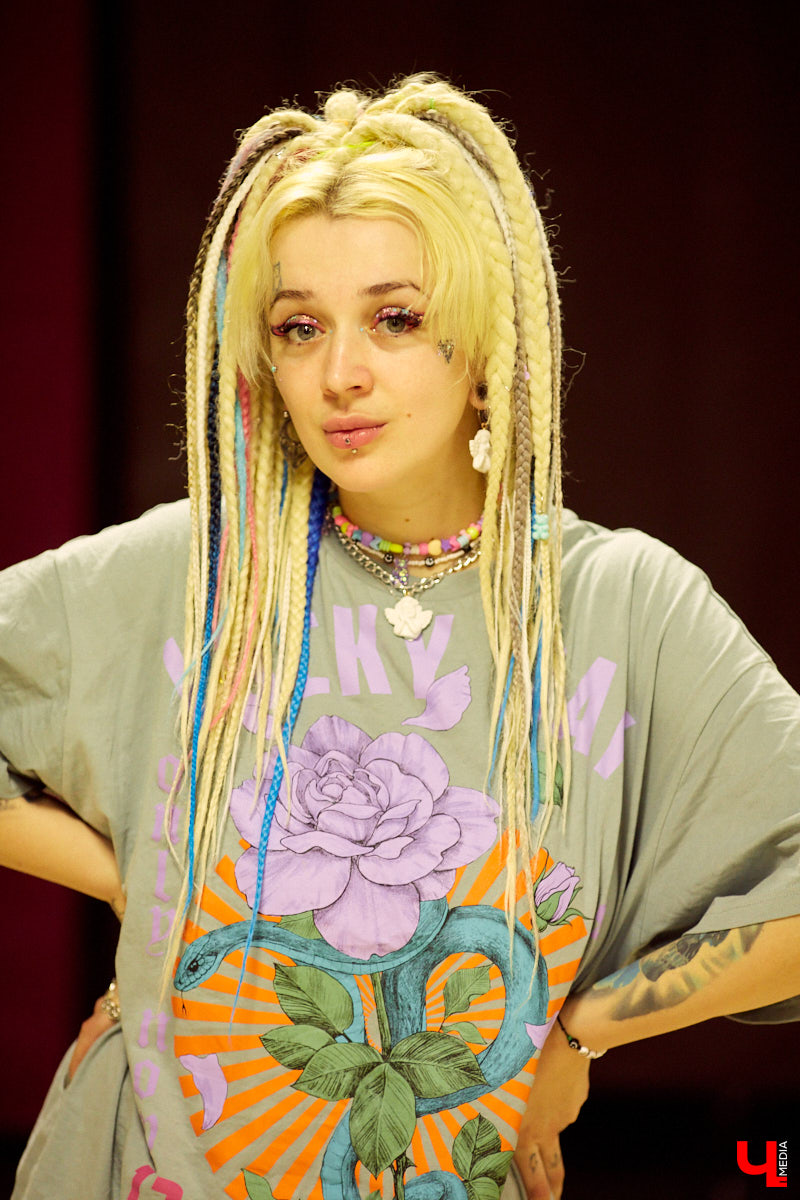 Юлия Медведкова – личность неординарная и яркая. Девушка привыкла примерять на себя самые смелые аутфиты, тем самым привлекая внимание окружающих. Разноцветные косы и ногти, татуировки и мужские футболки – все это выделяет ее из толпы, создавая нестандартный образ борца против гламура.