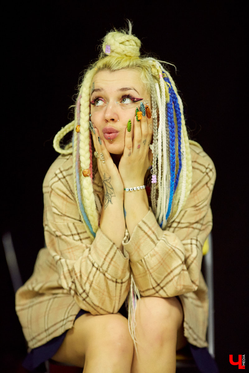 Юлия Медведкова – личность неординарная и яркая. Девушка привыкла примерять на себя самые смелые аутфиты, тем самым привлекая внимание окружающих. Разноцветные косы и ногти, татуировки и мужские футболки – все это выделяет ее из толпы, создавая нестандартный образ борца против гламура.