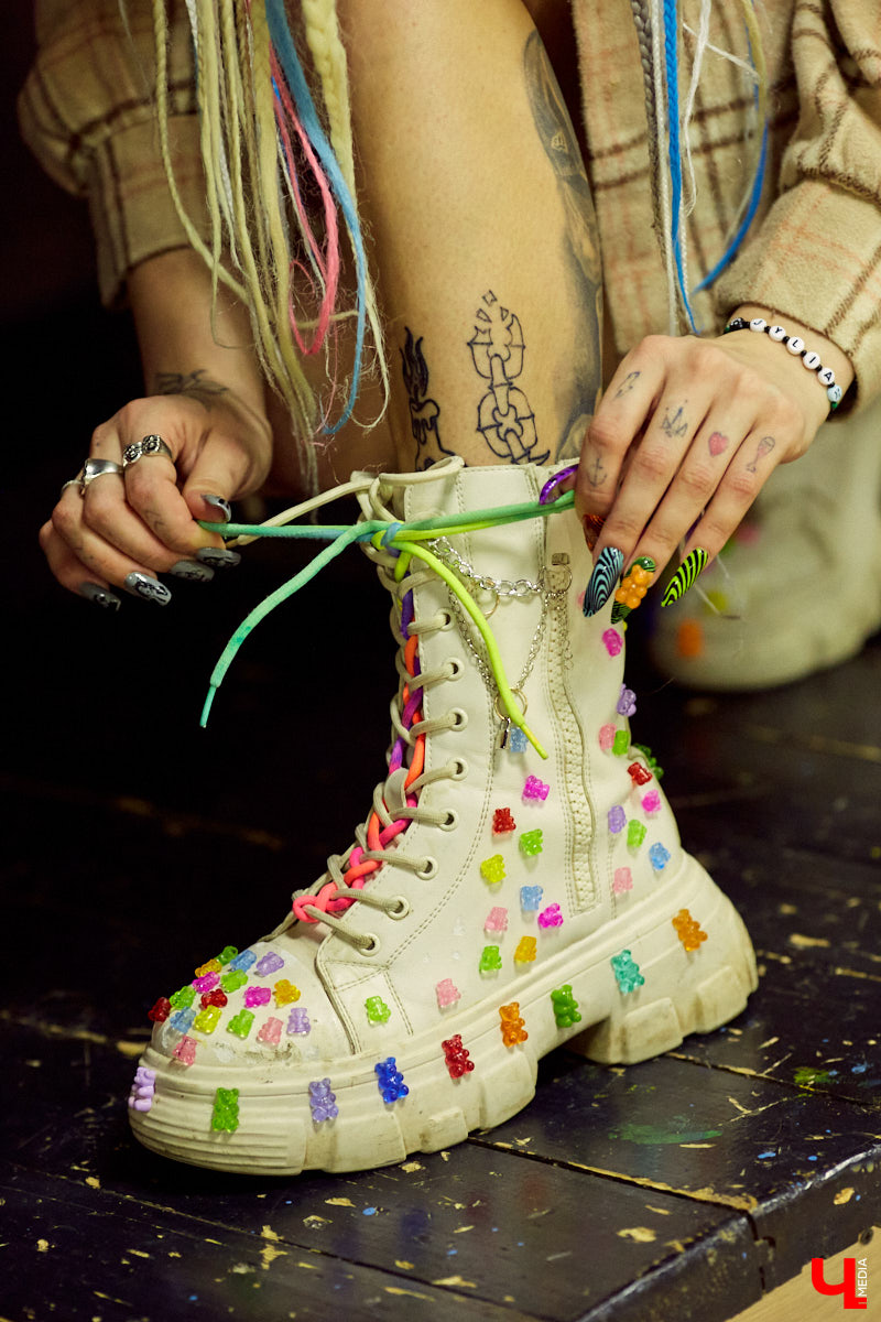 Юлия Медведкова – личность неординарная и яркая. Девушка привыкла примерять на себя самые смелые аутфиты, тем самым привлекая внимание окружающих. Разноцветные косы и ногти, татуировки и мужские футболки – все это выделяет ее из толпы, создавая нестандартный образ борца против гламура.