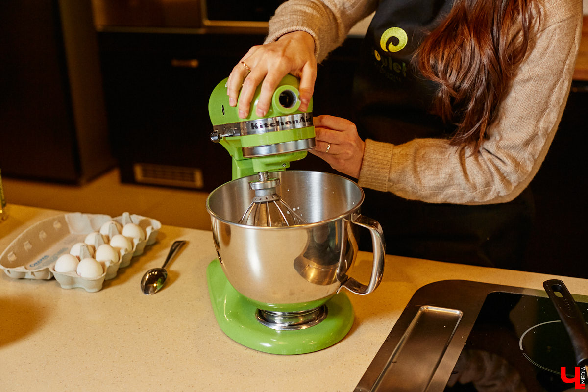 Ни одного, ни разу в жизни! Ольга Проноза – владимирский блогер, который входит в топ-10 самых популярных, в своем деле настоящий умелец, а вот кое в чем другом до недавних пор была чуточку профаном. Блины она в своей жизни ни разу не готовила, но наш кулинарный сенсей пришел ей на помощь. Вам, кстати, учения его тоже пригодятся, ведь рецепты мастера – нестандартные.