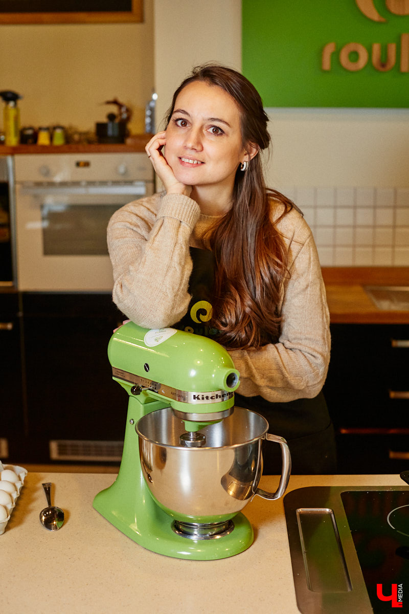 Ни одного, ни разу в жизни! Ольга Проноза – владимирский блогер, который входит в топ-10 самых популярных, в своем деле настоящий умелец, а вот кое в чем другом до недавних пор была чуточку профаном. Блины она в своей жизни ни разу не готовила, но наш кулинарный сенсей пришел ей на помощь. Вам, кстати, учения его тоже пригодятся, ведь рецепты мастера – нестандартные.